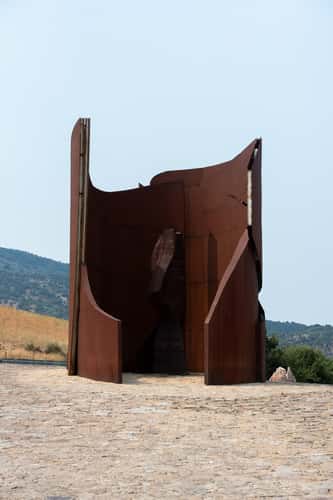 Una Curva Gettata Alle Spalle Del Tempo - Fiumara D'arte