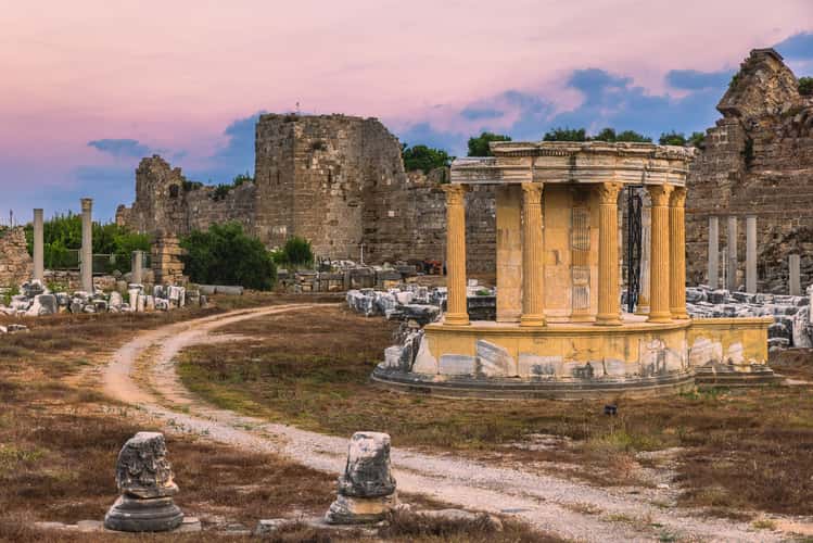 Agora ruins, Side