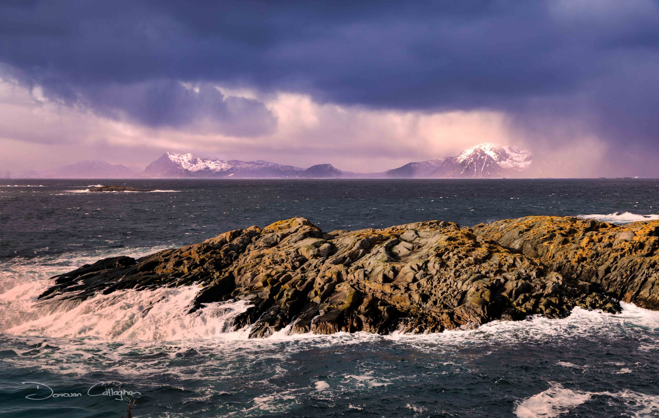 Blick von Henningsvaer nach Solvardholmen, Norway