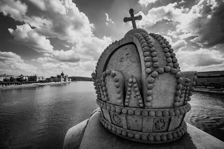 Heiligen Krone von Ungarn auf der Margaretenbrücke