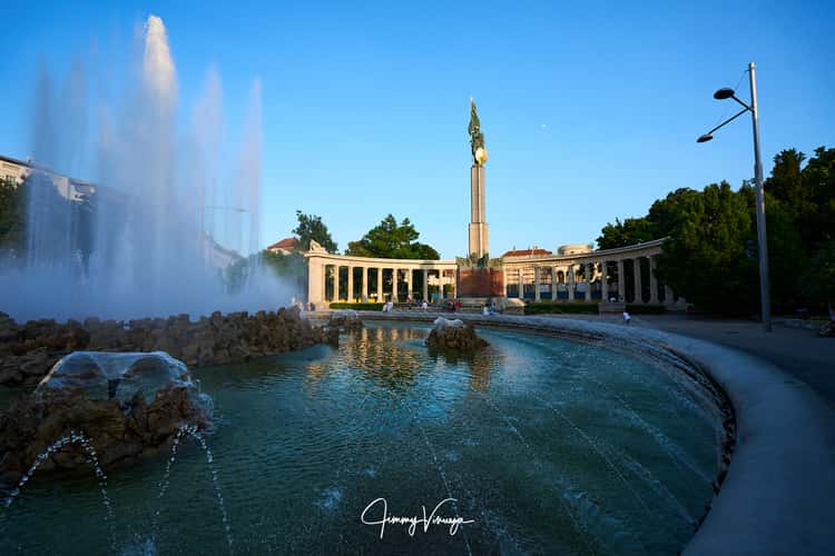 High-jet fountain, Schwarzenbergplatz, Vienna