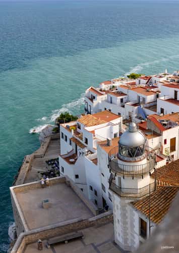 Faro de Peñíscola desde el castillo