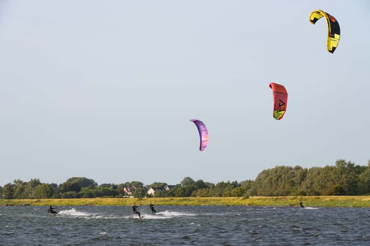 Kitesurfer am Strand Gold auf Fehmarn