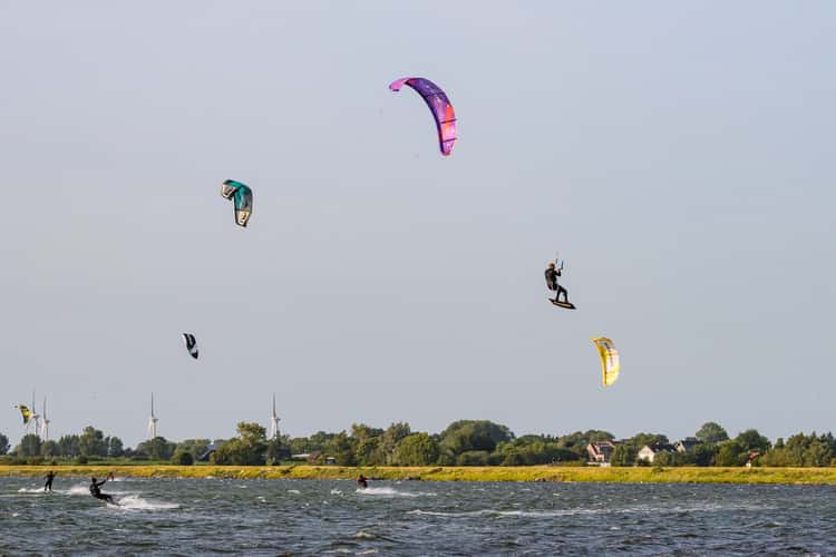 Kitesurfer am Strand Gold auf Fehmarn