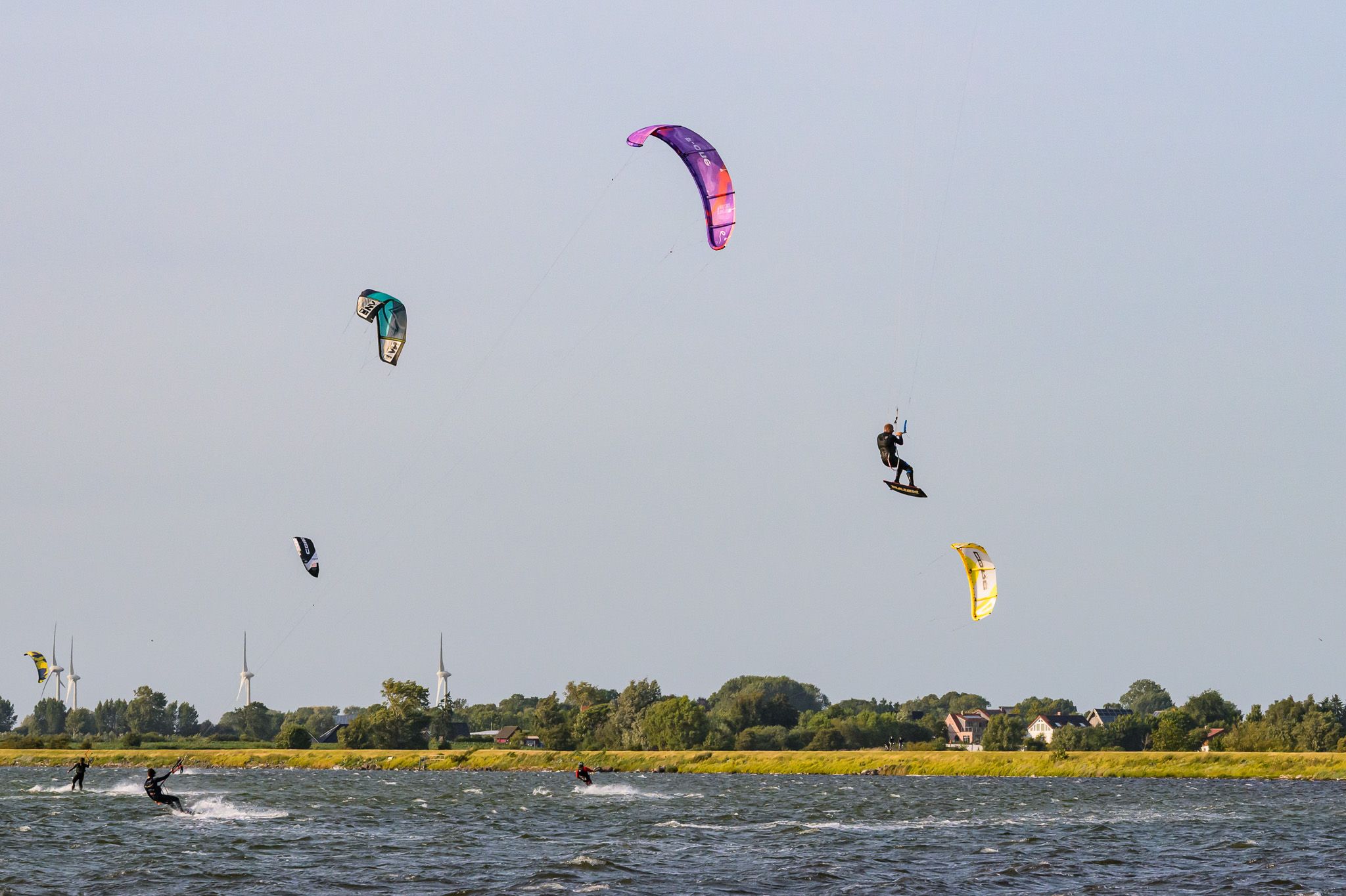 Kitesurfer am Strand Gold auf Fehmarn, Germany
