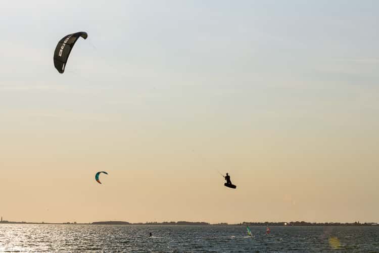 Kitesurfer am Strand Gold auf Fehmarn