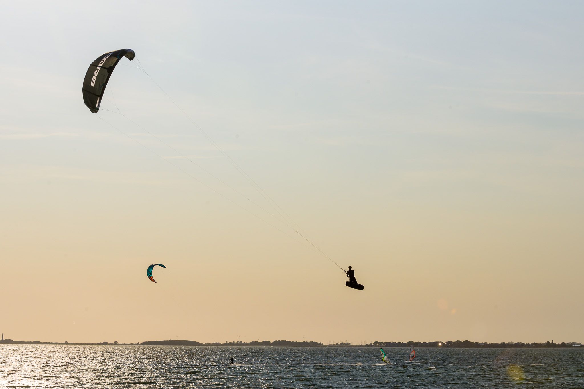 Kitesurfer am Strand Gold auf Fehmarn, Germany