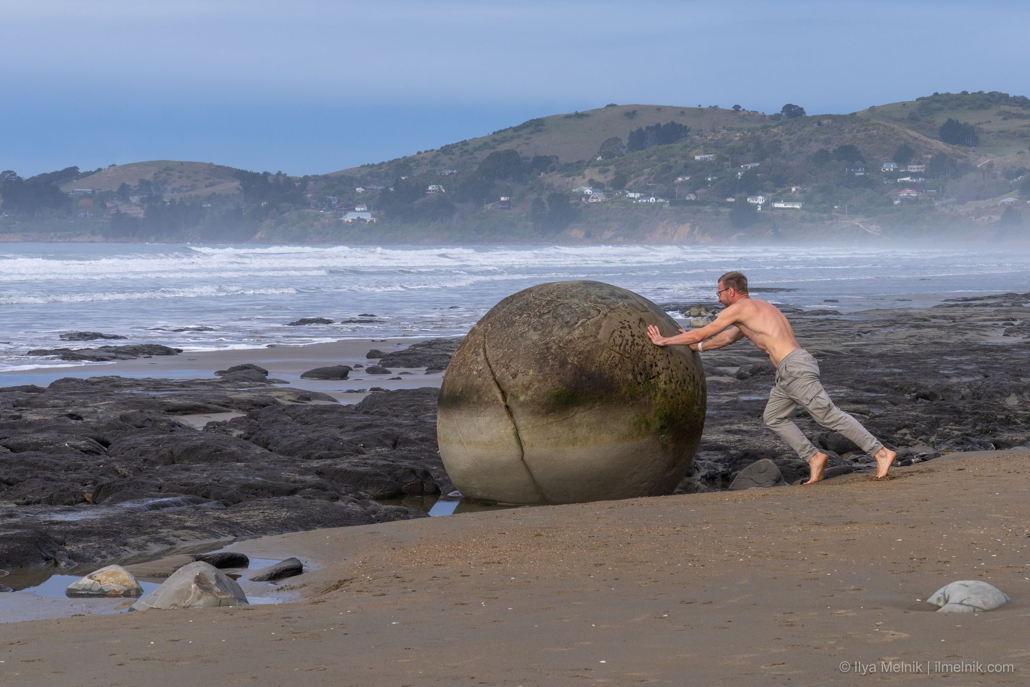 Moeraki Boulders sunrise South Island, New Zealand