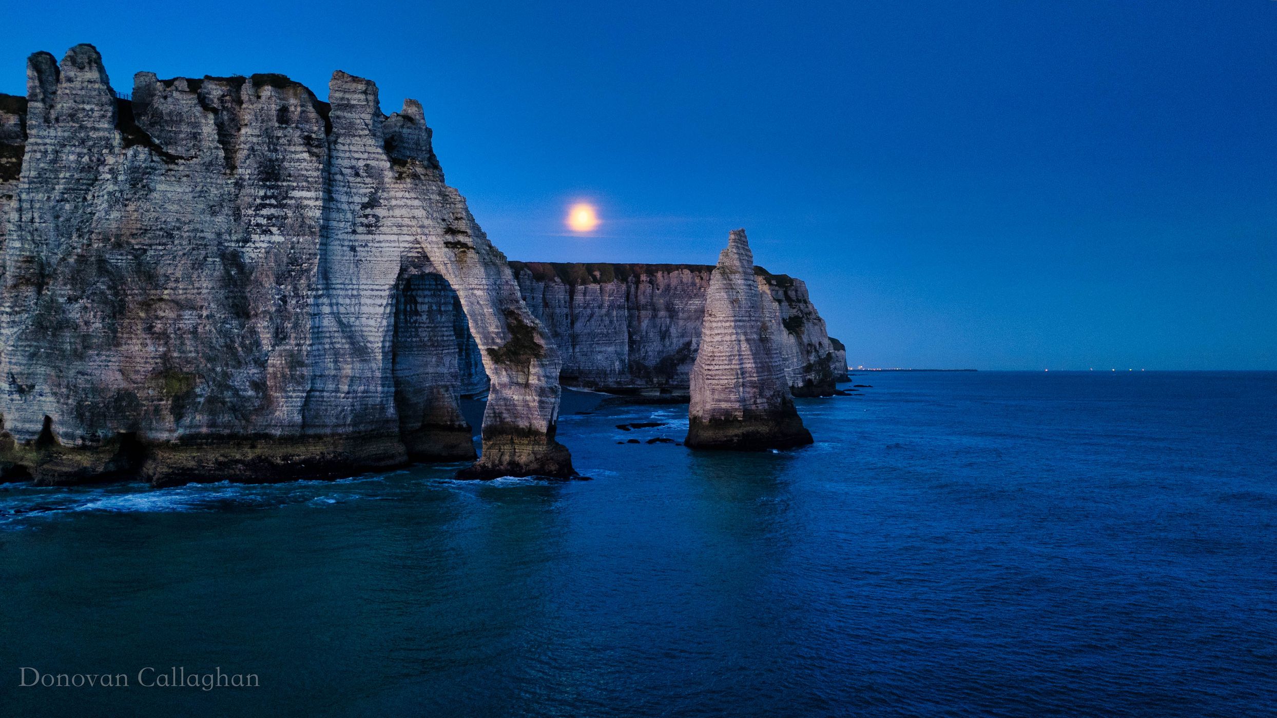 Porte d'Aval avec l'Aiguille à Étretat, France