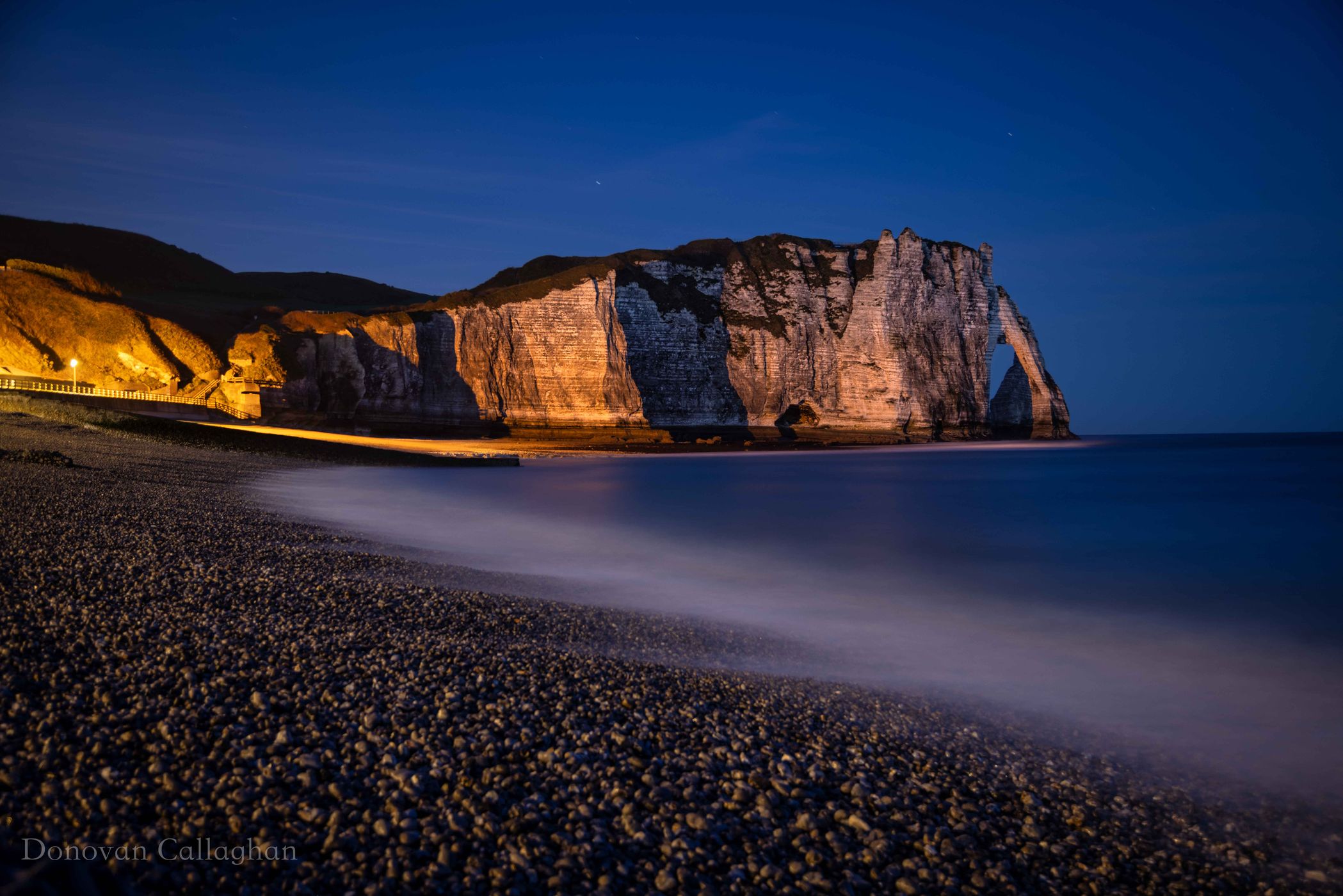 Porte d'Aval avec l'Aiguille à Étretat, France