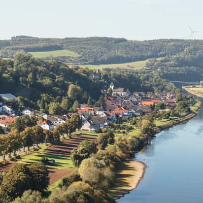 Blick auf Burg Herstelle vom Weser-Skywalk, Germany