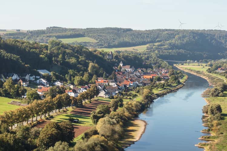 Blick auf Burg Herstelle vom Weser-Skywalk
