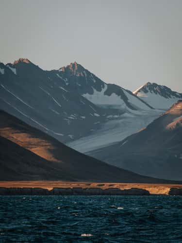 Glaciers and mountains near Hvalrosbugt, Scoresbysund