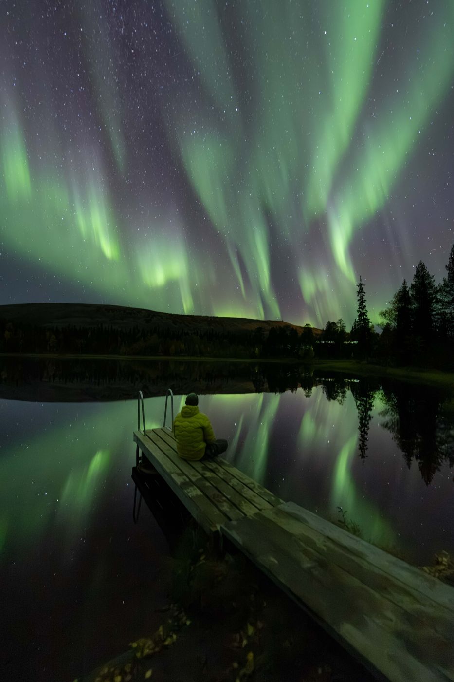 Northern lights above Aarnilampi, Luosto-Pyhä National Park, Finland