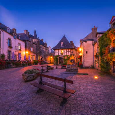 Pl. du Puits, Rochefort-en-Terre., France