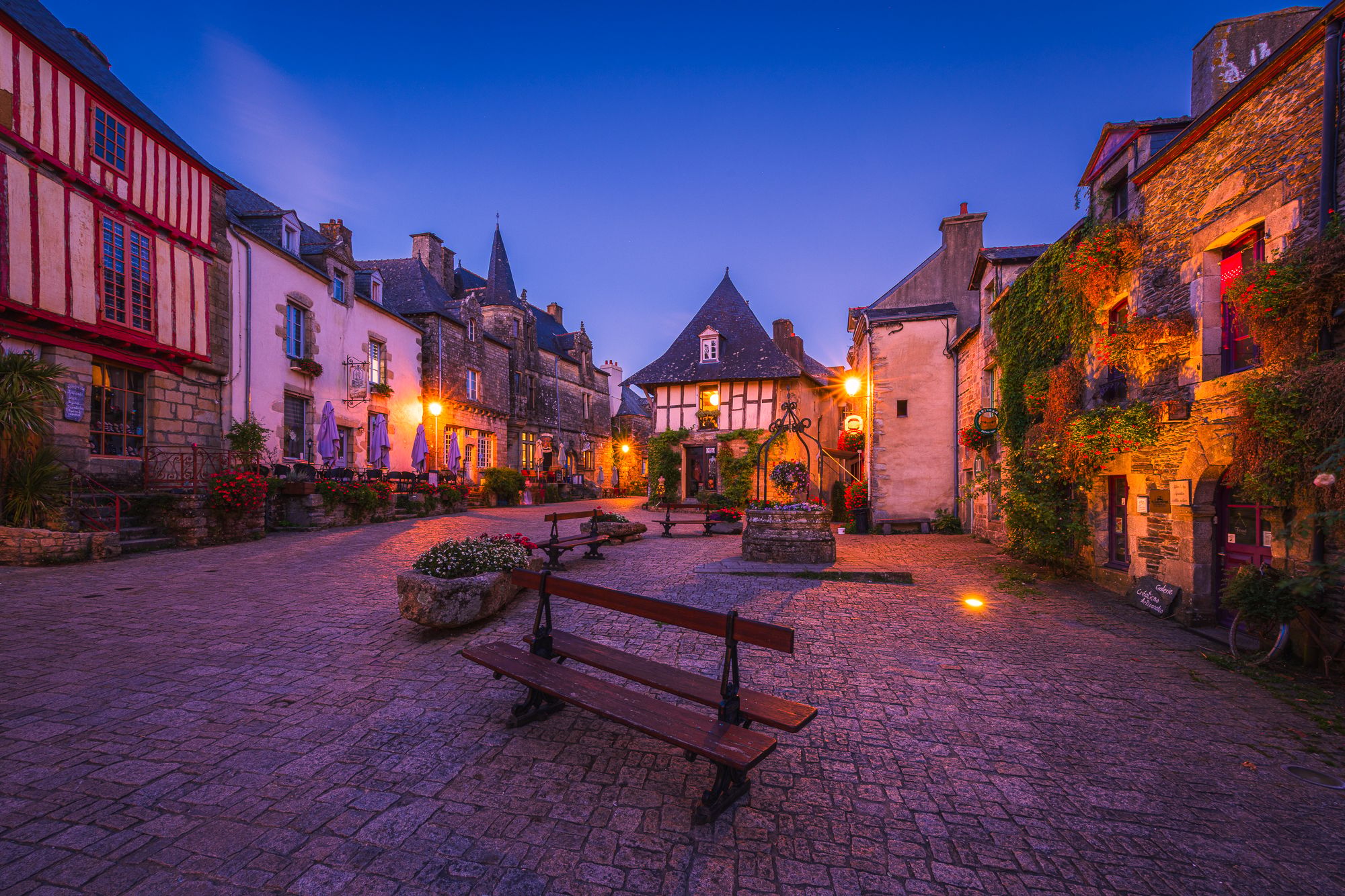 Pl. du Puits, Rochefort-en-Terre., France