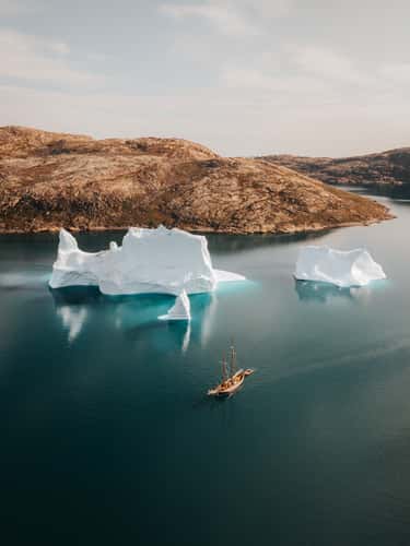 Sailing near Bear Islands, Scoresbysund