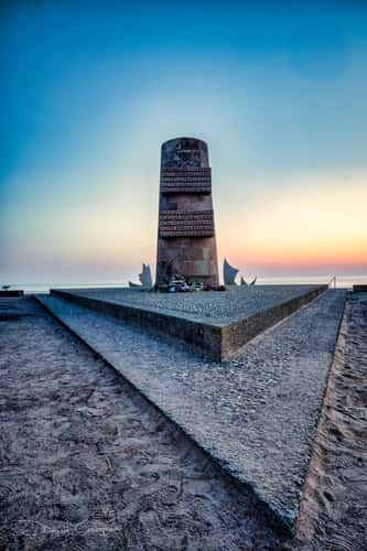 The Braves Sculpture, Omaha Beach